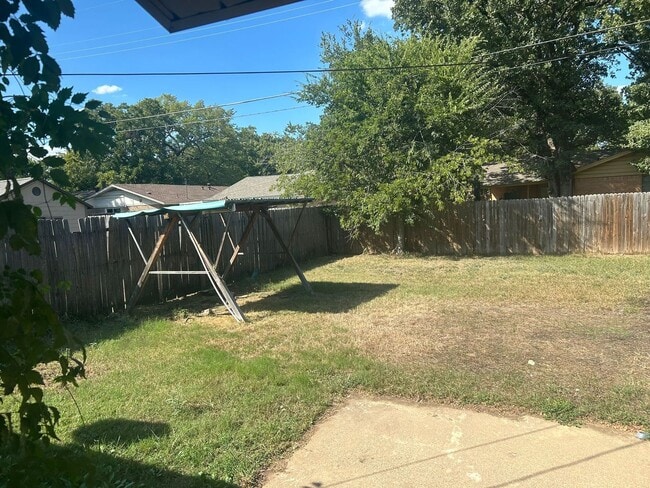 Building Photo - 2211 Granada Dr