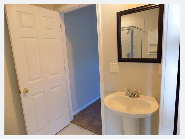 Building Photo - Spacious Condo with Expansive Pond Views