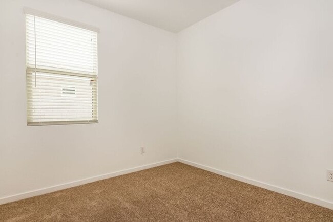 Building Photo - Comfortable living in a quiet neighborhood