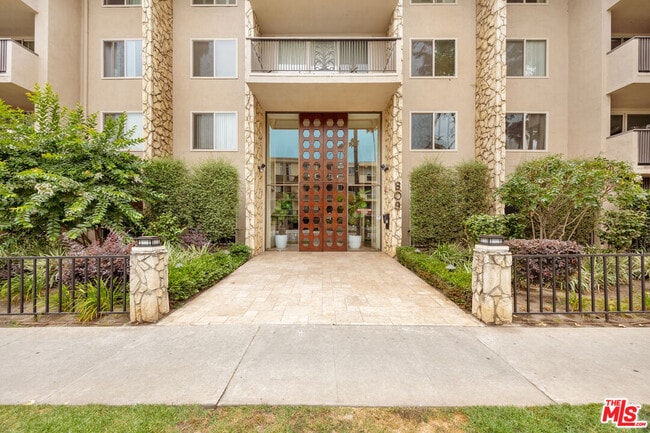Building Photo - 809 S Bundy Dr