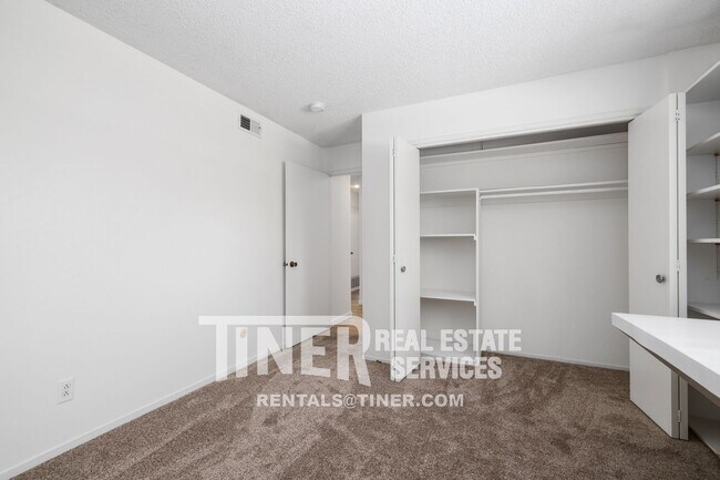 Building Photo - 4935 Kurz Cir