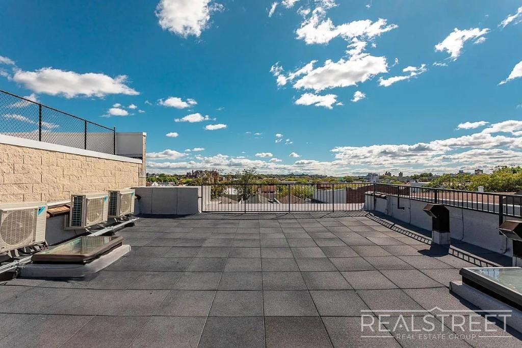 Building Photo - Spacious 3-Bedroom Apartment with Modern Finishes in Prime Bushwick