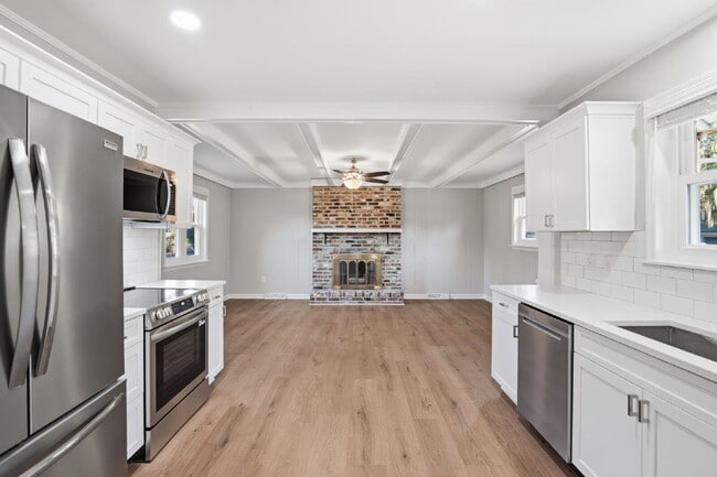 Building Photo - 32 Moore Dr