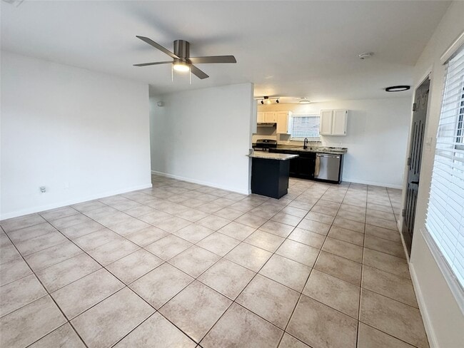 Building Photo - 918 Bolton Ct