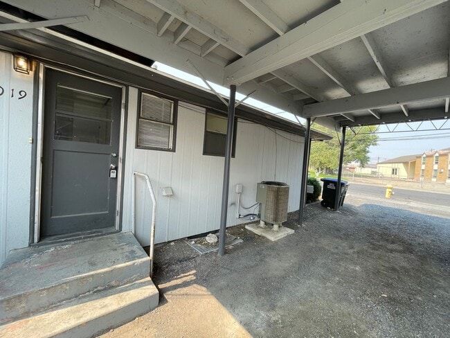 Building Photo - Prime Location! 2-Bed, 1-Bath Apartment with Lake Views and Near Downtown – Move-In Ready!