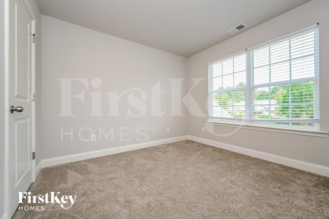 Building Photo - 215 Cheshire Dr