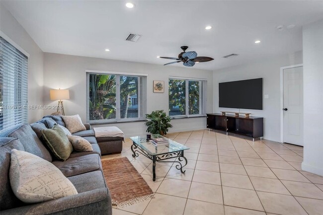 Building Photo - 1600 N 28th Ct