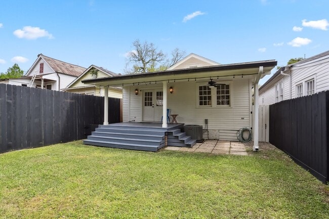 Building Photo - Fabulous Single Fam Uptown Home 3BD/2BA with great yard. AVAILABLE 06/01