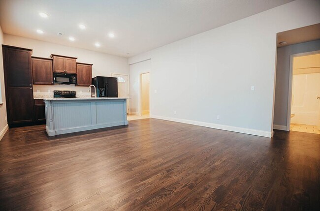 Building Photo - Stunning single family home near MSU campu...