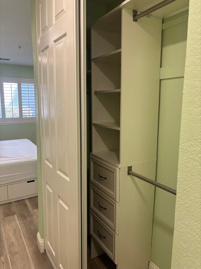 Building Photo - Walnut Creek 2 bed 2 bath gorgeous end unit on the first floor with garage!