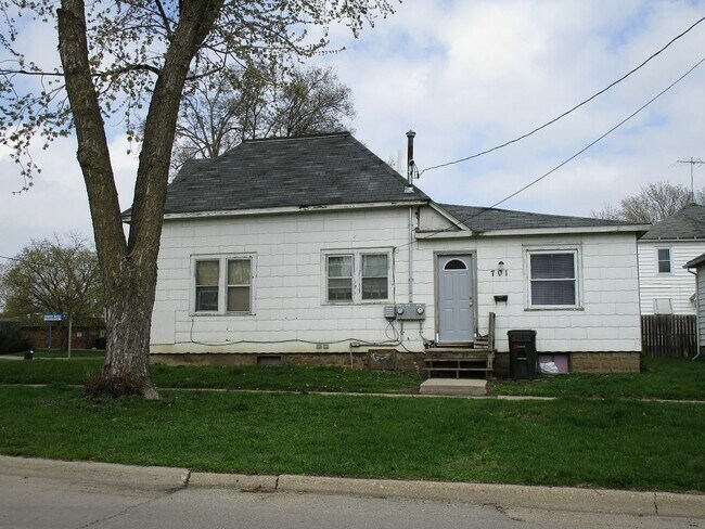 Building Photo - 1027 W 5th St