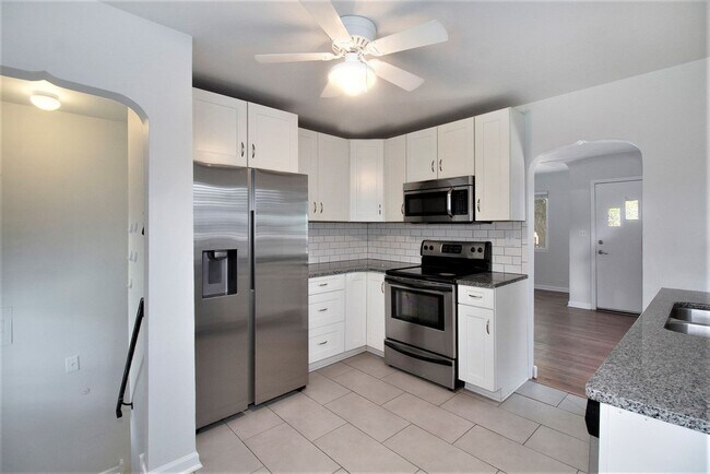 Building Photo - Single-Family 4 Bedroom 2 Bathroom Home in Englewood