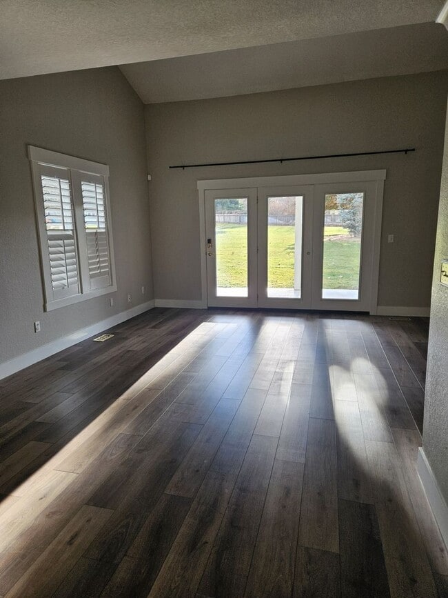 Building Photo - Wonderful townhome for rent in Nampa.  Near Lake Lowell.