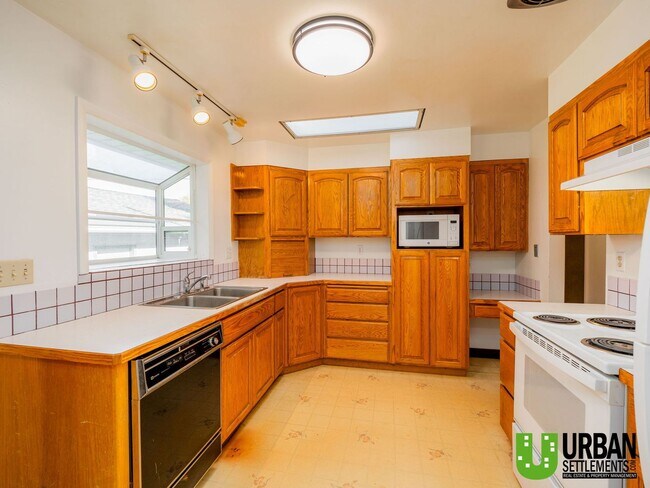 Building Photo - Charming 3+ Bedroom Home in the Coveted Co...