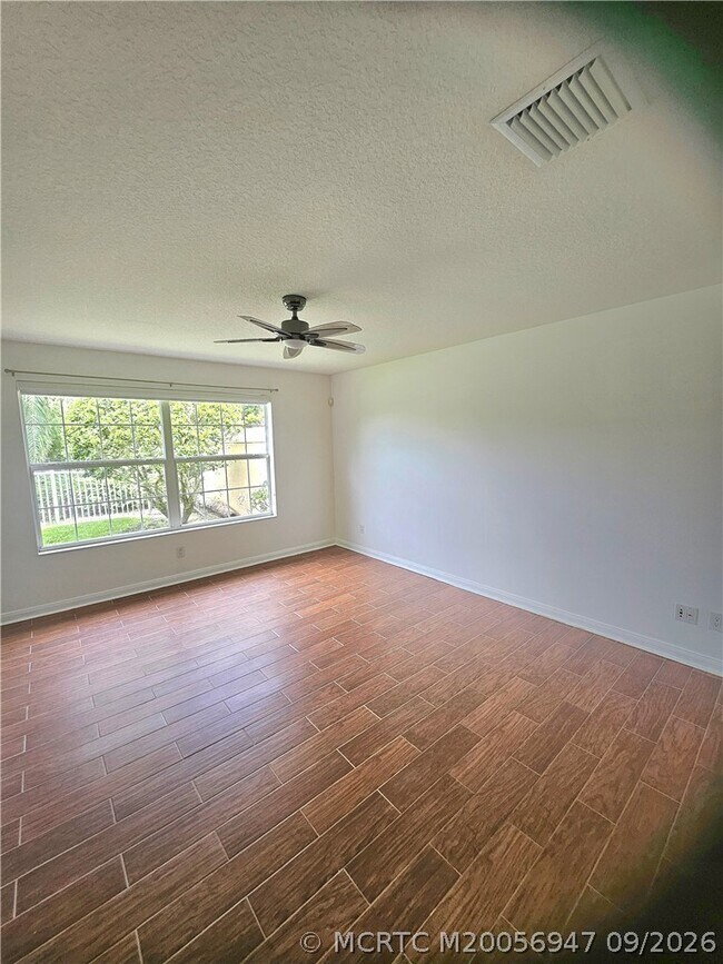 Building Photo - 11208 SW Pembroke Dr