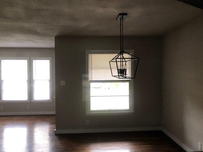 Building Photo - Beautiful Cottage newly remodel!! LOVE thi...