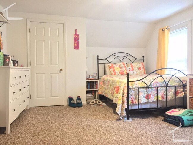 Building Photo - Awesome 3bed 1 bath Duplex in Brighton...