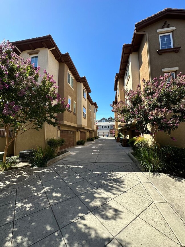 Building Photo - 3 Bed 2.5 Bath Townhouse W/ Garage