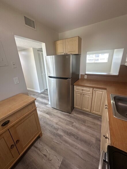 Building Photo - 220 SW 9th Ave