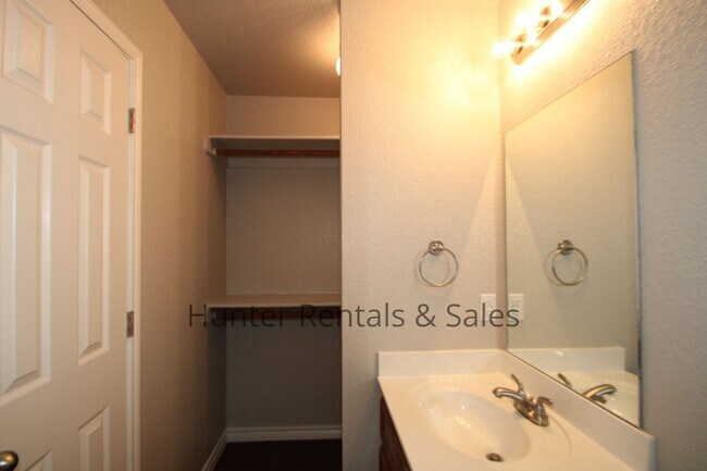 Building Photo - Luxury Duplex Close to Texas A&M-Central T...
