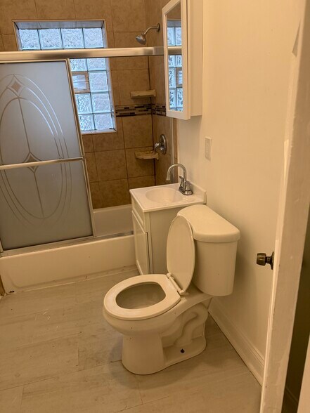 Bathroom - 1155 N Keeler Ave