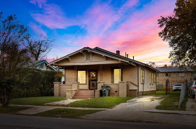 Building Photo - Cozy 3 Bedroom 1 Bath Home with Huge Backy...