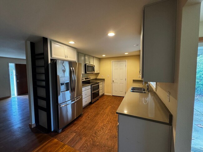 Building Photo - Stylish Updated 3-Bedroom Home in Desirable South Eugene