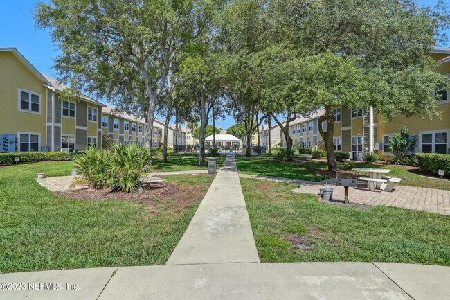 Building Photo - 1601 Nectarine St