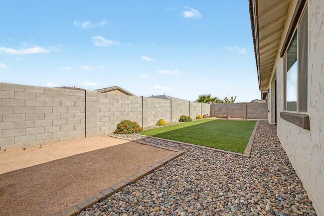 Building Photo - 13103 N 174th Dr