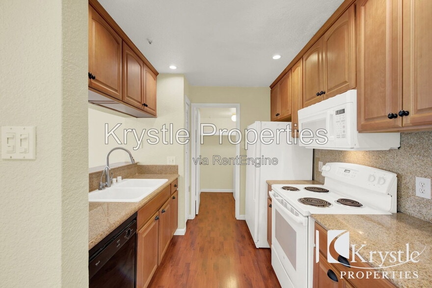 Building Photo - 1201 Glen Cove Pkwy