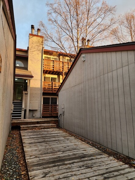 Building Photo - 9645 Independence Dr
