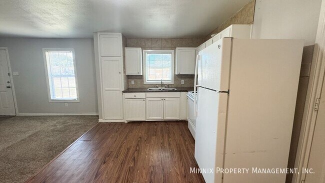 Building Photo - 755 W Knox St