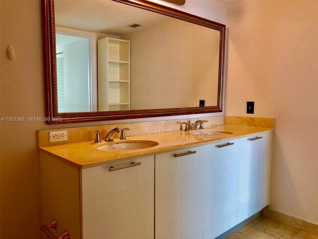 Building Photo - 1800 N Bayshore Dr