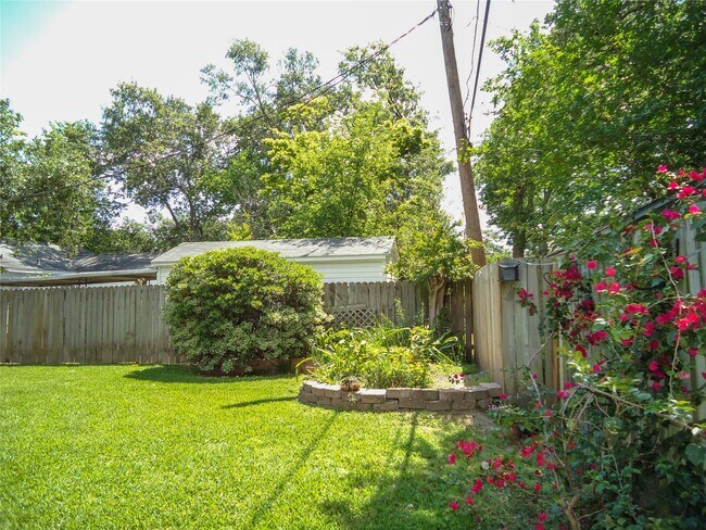 Building Photo - 1027 Althea Dr