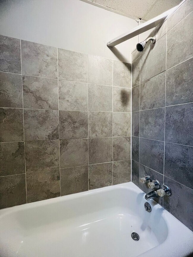 Building Photo - Refreshed 3BR/1BA Cozy Home with Porch & Fenced Yard!