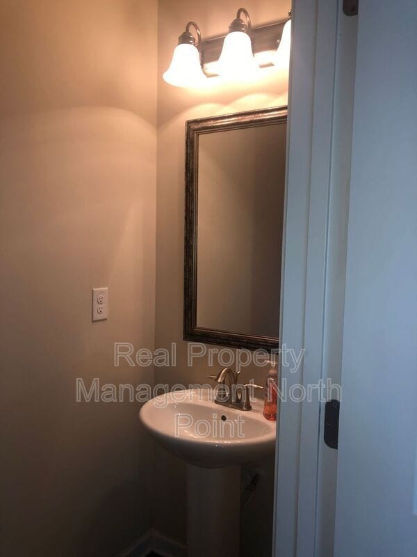 Building Photo - 1175 Hampton Oaks Dr