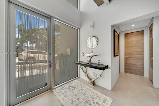 Building Photo - 544 N Victoria Park Rd