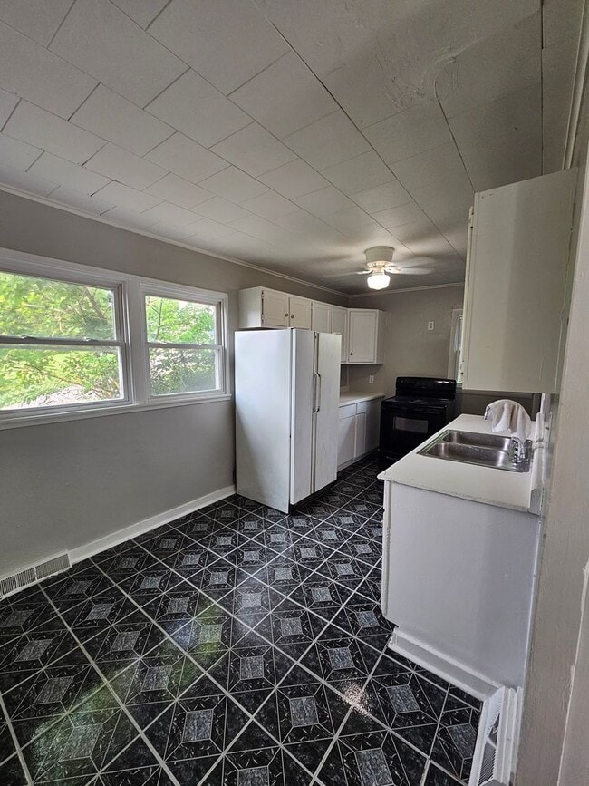 Building Photo - Newly Remodeled 2 bedroom