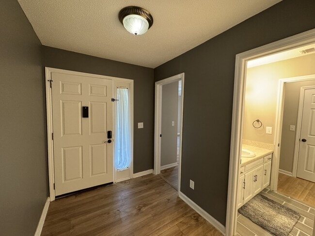 Building Photo - 2080 Woodlawn Dr SW