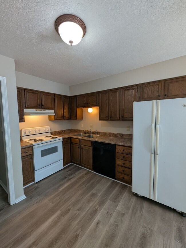 Building Photo - 2 Bedroom/1.5 Bathroom Townhouse in South ...