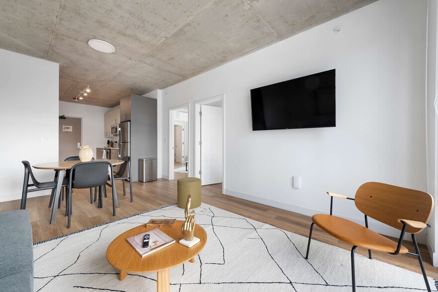 Building Photo - 853 W Blackhawk St