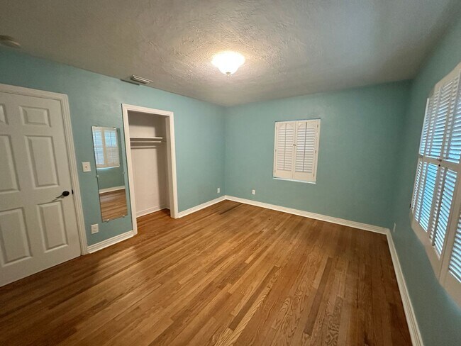Building Photo - Stunning 3/2 Bungalow near the historic di...
