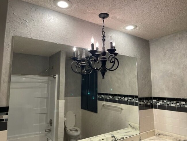 Building Photo - 3 Bedroom, 2 Bathroom, Great Location!
