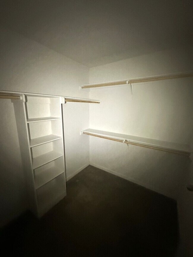 Building Photo - AVAILABLE NOW! (SECTION 8 ACCEPTED)