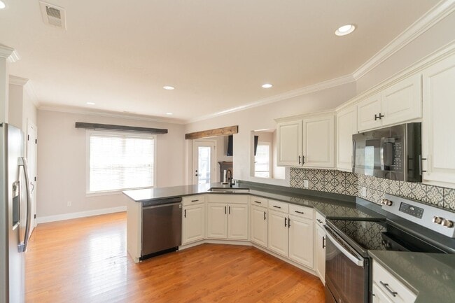 Building Photo - Coming soon!! Harrison Home with Finished Basement & Scenic Views