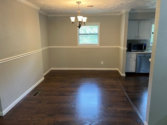 Building Photo - Maryville 37801 - 3 bedroom 2 bath (Upstairs Only) home - Contact Troy Adams (865) 233-6949