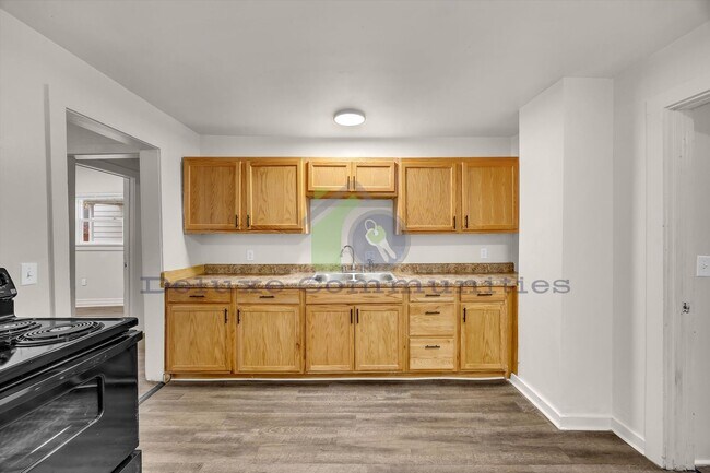 Building Photo - Spacious 4 Bedroom- Whole Home!