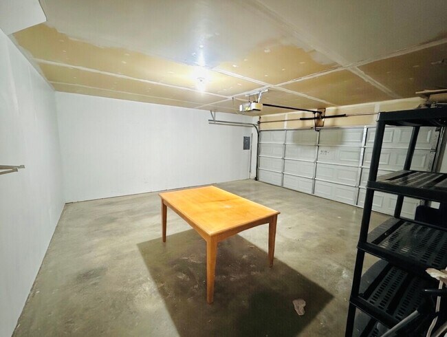 Building Photo - Great 2 Bedroom Townhome in Prime Apple Valley Location!   W’Finished Basement