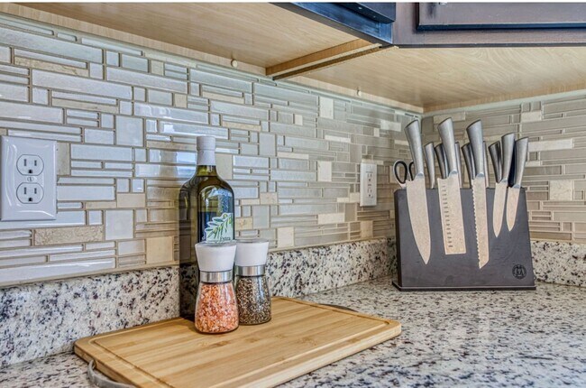 Building Photo - Furnished Eastside Beautiful 3 bed/2 baths for RENT Utilities & Wi-Fi INCLUDED