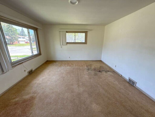 Building Photo - 3 BED 1.5 BATH SINGLE FAMILY HOME